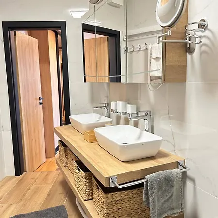 Apartment Light & Wood Design - 89 M2 In *