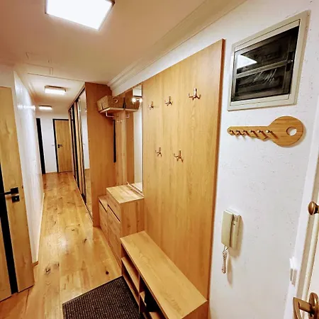 Light & Wood Design - 89 M2 In Prague